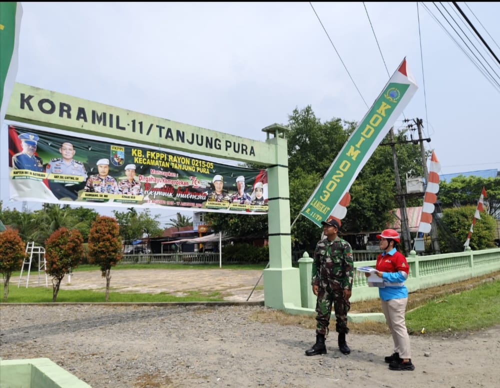 Petugas PLN ULP Tanjung Pura segera melakukan edukasi kepada masyarakat tentang pentingnya menjaga jarak aman minimal 3 meter dari jaringan listrik. (Dok/PLN)