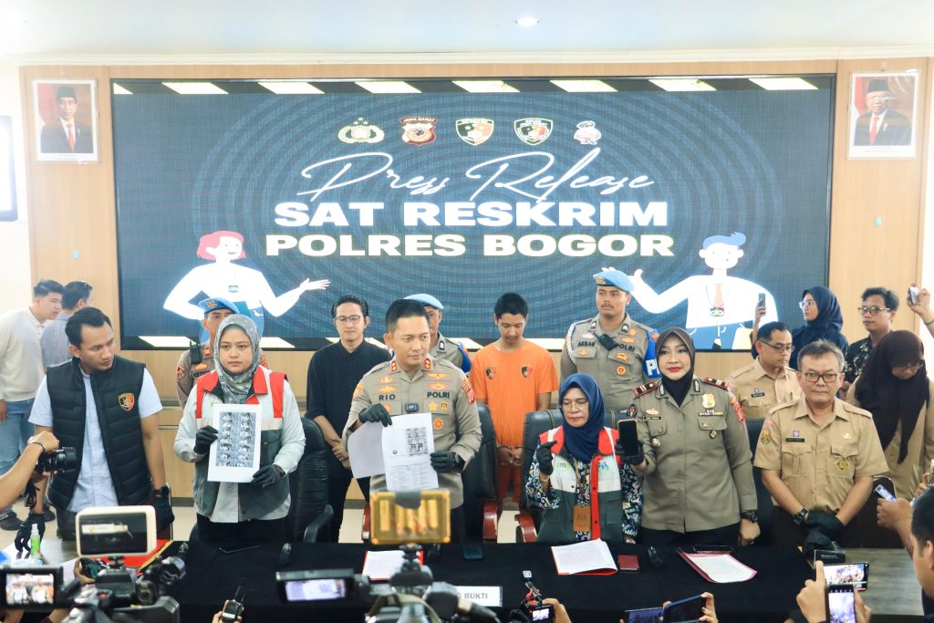 Kapolres Bogor AKBP Rio Wahyu Anggoro memberikan keterangan saat Polres Bogor resmi menetapkan AT sebagai tersangka dalam kasus KDRT terhadap istrinya, Cut Intan Nabila, dan anak ketiganya, Rabu (14/8/2024). (Dok/Humas Polri)