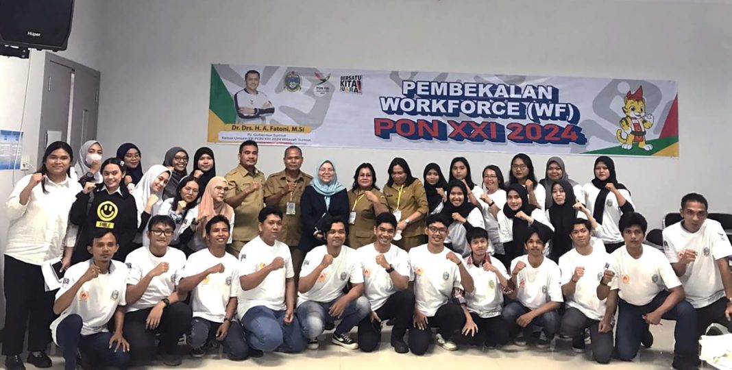 Kepala Bidang IKP Diskominfo Sumut Harvina Zuhra foto bersama para Green Volunteer usai memberikan pembekalan bimbingan teknis di Universitas Nommensen Medan, Selasa (13/8/2024). (Dok/Kominfo Sumut)