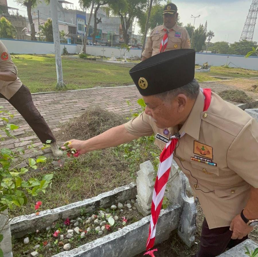 Kakwarcab Pramuka Deliserdang M Ali Yusuf Siregar melakukan ziarah makam pahlawan di Jalan Imam Bonjol, Kecamatan Lubukpakam, Rabu (14/8/2024).