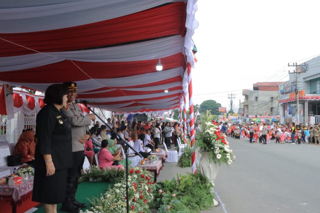 Bupati Karo Cory Sriwati Sebayang didampingi Wakapolres Tanah Karo Kompol Zulham menerima para peserta pawai di podium kehormatan dalam menyambut HUT ke -79 RI di Jalan Veteran Kabanjahe, Rabu (14/8/2024). (Dok/Humas Polres)