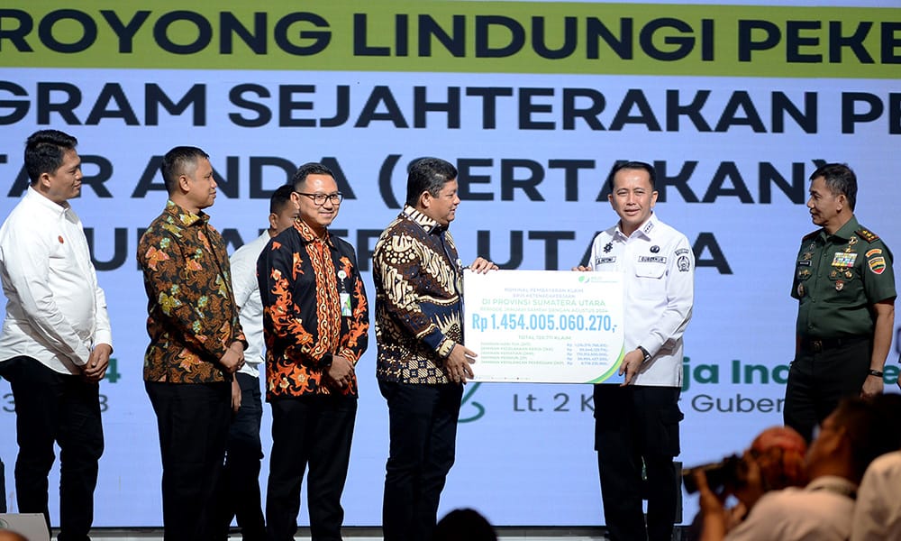 Pj Gubernur Sumut Agus Fatoni meluncurkan dua gerakan serentak untuk melindungi pekerja rentan di Sumut. Peluncuran ini diadakan di Aula Raja Inal Siregar, Kantor Gubernur, Medan, Rabu (14/8/2024). (Dok/Kominfo Sumut)