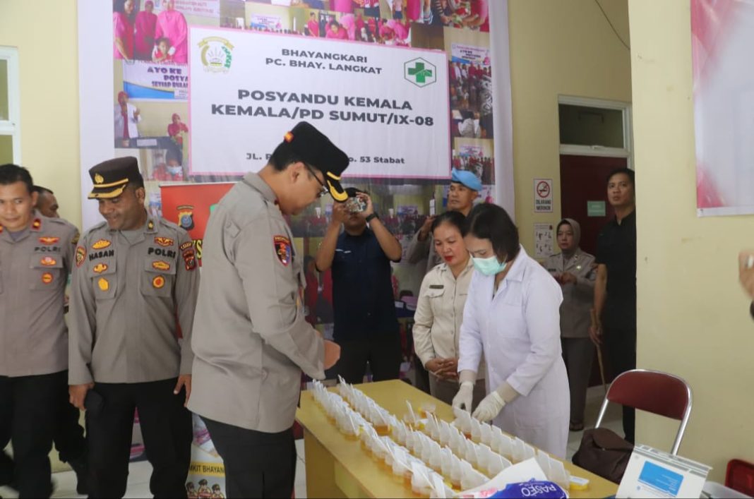 Kapolres Langkat AKBP David Triyo Prasojo saat melakukan tes urine, Rabu (14/8/2024). (Dok/Humas Polres Langkat)