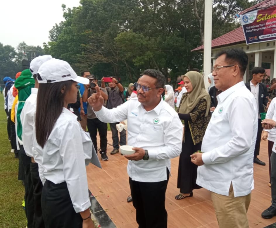 Prof Baharuddin didampingi Ketua Senat Prof Dr Syawal Gultom saat menepungtawari mahasiswa baru pada kegiatan PKKMB, Kamis (15/8/2024).