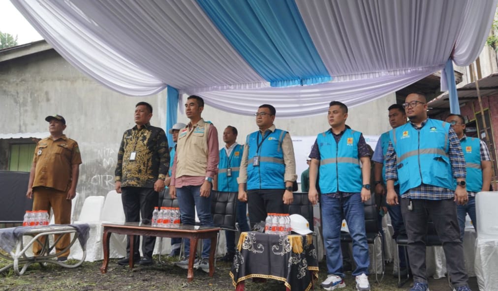 Senior Manager Niaga dan Management Pelanggan, Donny Adriansyah (tiga dari kanan), yang didampingi oleh Manager PLN Unit Pelaksana Pelayanan Pelanggan (UP3) Medan, Ricky Yacob (tiga dari kiri), Camat Sunggal T Chairuniza SSos MAP (dua dari kiri) dalam acara penyalaan serentak program LUTD, Kamis (15/8/2024). (Dok/PLN)