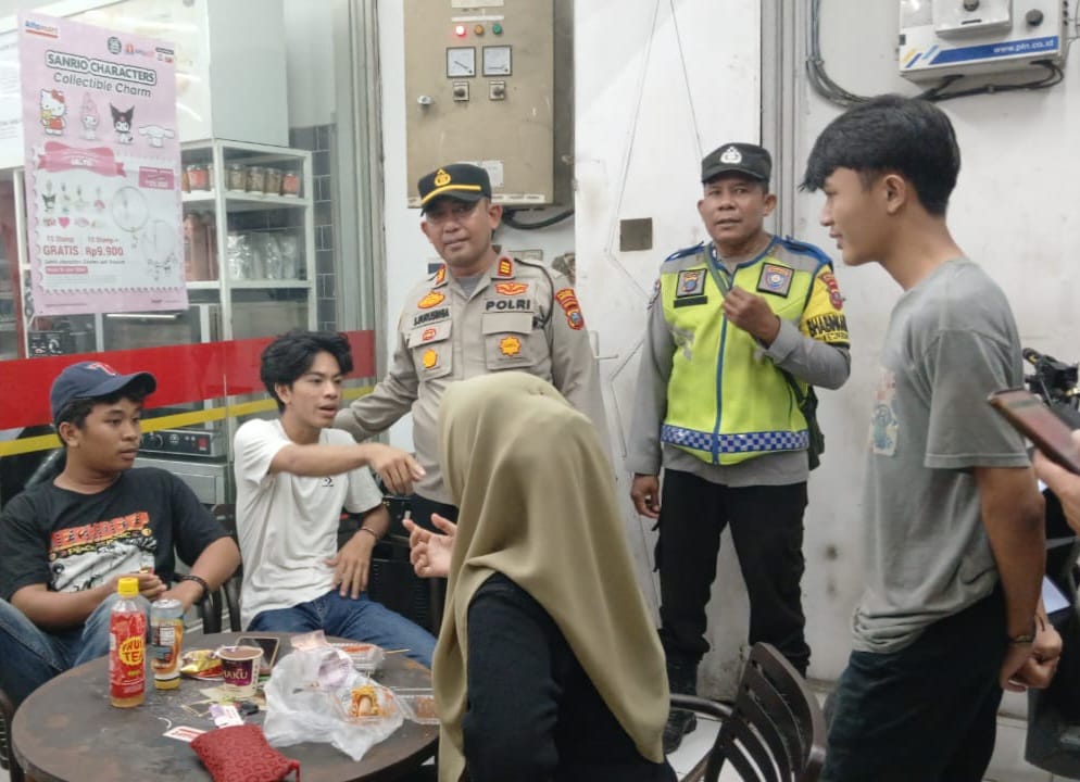 Kapolsek Perbaungan AKP S Gurusinga memberikan imbauan kepada warga untuk turut serta menjaga Kamtibmas saat memimpin patroli, Rabu (14/8/2024) malam. (Dok/Polsek Perbaungan)