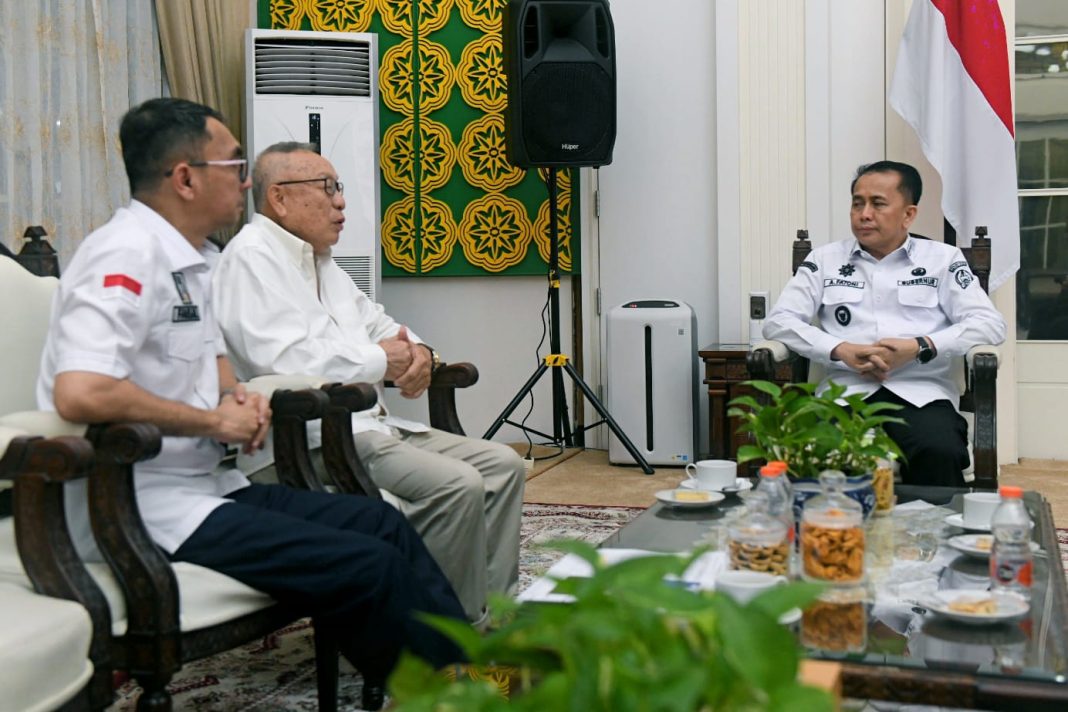 Pj Gubernur Sumut Agus Fatoni saat menerima audiensi dari pengurus MITSU di Rumah Dinas Gubernur Sumut, Jalan Sudirman, Medan (14/8/2024). (Dok/Kominfo Sumut)