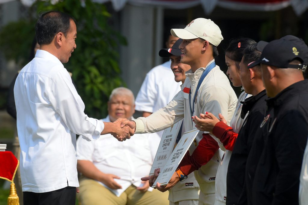 Presiden Jokowi menerima sekaligus memberikan bonus dan apresiasi kepada para atlet peraih medali dan atlet partisipan pada Olimpiade Paris 2024 di Halaman tengah Istana Kepresidenan Jakarta, Kamis (15/8/2024).