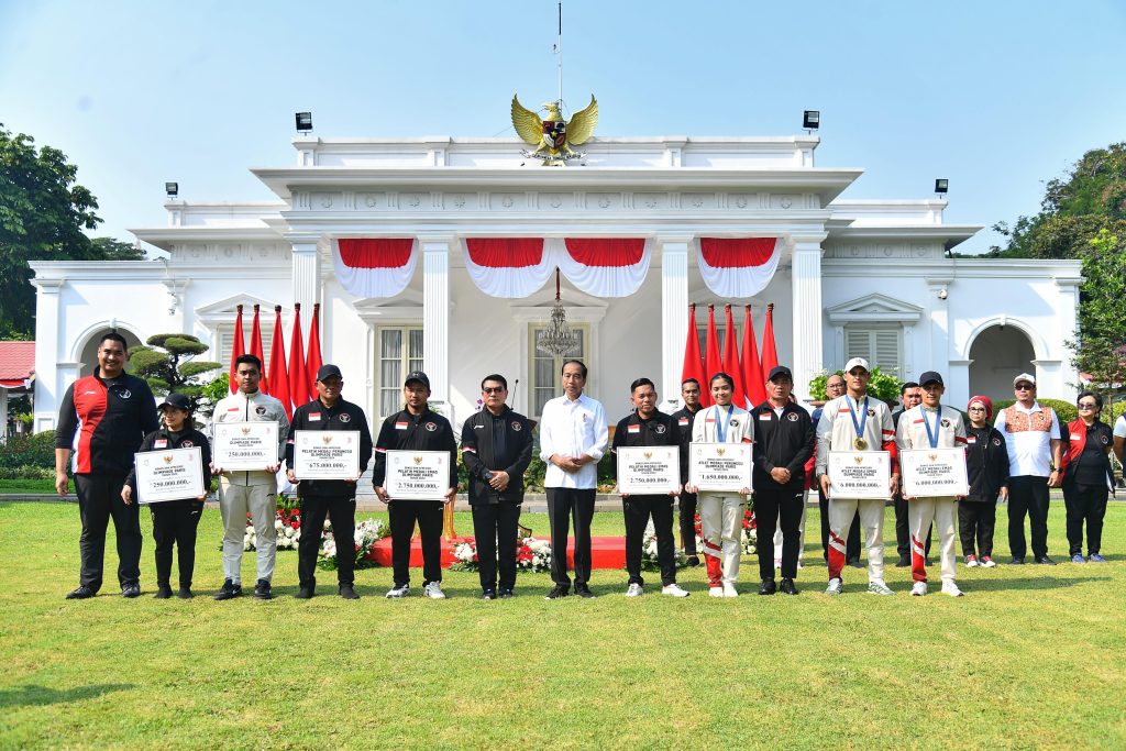 Presiden Jokowi menerima para atlet Indonesia yang telah berjuang di Olimpiade Paris 2024, Istana Merdeka, Jakarta, Kamis (15/8/2024).