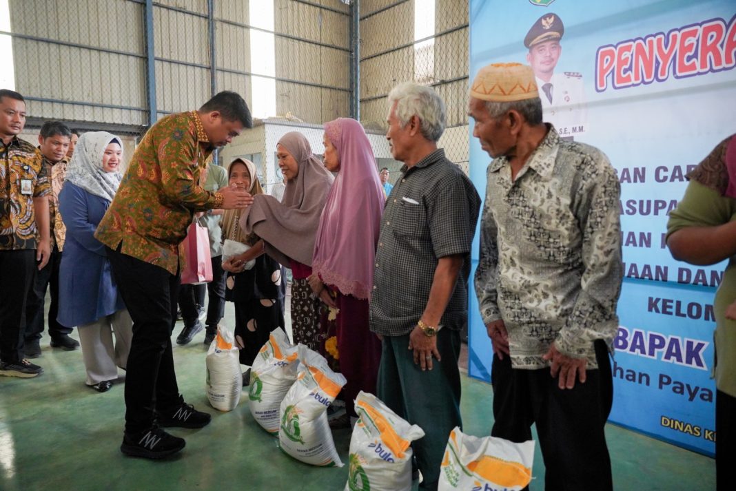 Wali Kota Medan Bobby Nasution memberi BP-CBP kepada 81.569 keluarga di Gedung Futsal Jalan Paluh Nibung Kelurahan Paya Pasir, Kecamatan Medan Marelan, Kamis (15/8/2024). (Dok/Kominfo Medan)