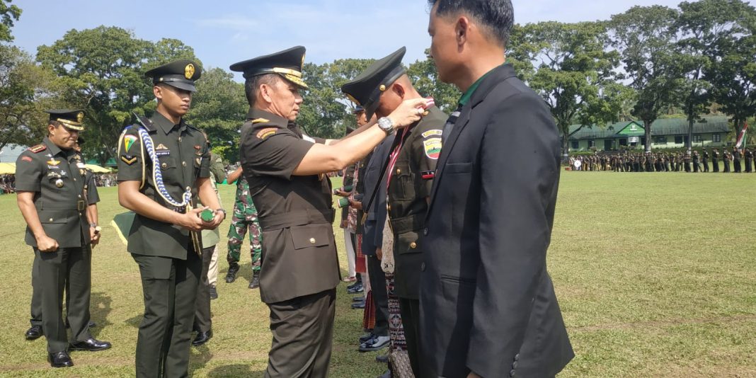 Pangdam I/BB Mayjen TNI Mochammad Hasan menyerahkan medali dan ijazah kepada perwakilan prajurit disela upacara penutupan Prodi Pendidikan Pertama Tamtama TNI AD TA 2024 di Lapangan Jenderal Sudirman Rindam I/BB Kota Pematangsiantar, Kamis (15/8/2024).