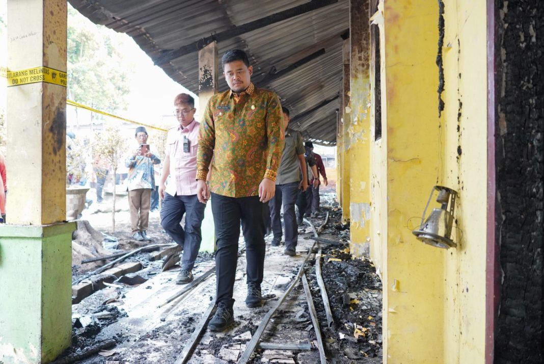 Wali Kota Medan Bobby Nasution meninjau SMPN 20 Medan di Jalan Kapten Rahmad Buddin Kelurahan Terjun Kecamatan Medan Marelan, Kamis (15/8/2024). (Dok/Kominfo Medan)