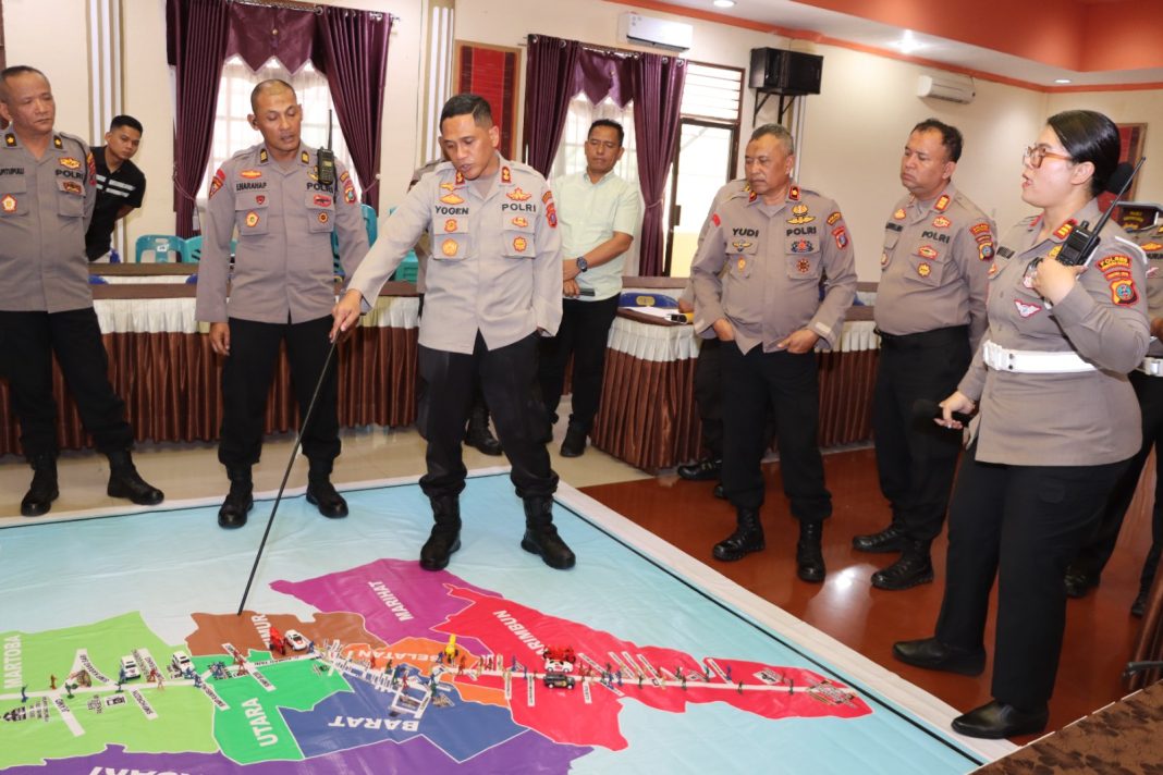 Kapolres Pematangsiantar AKBP Yogen Heroes Baruno memimpin Tactical Floor Game dalam rangka kesiapan PON XXI bertempat di Aula Polres Pematangsiantar, Jumat (16/8/2024). (Dok/Polres Pematangsiantar)