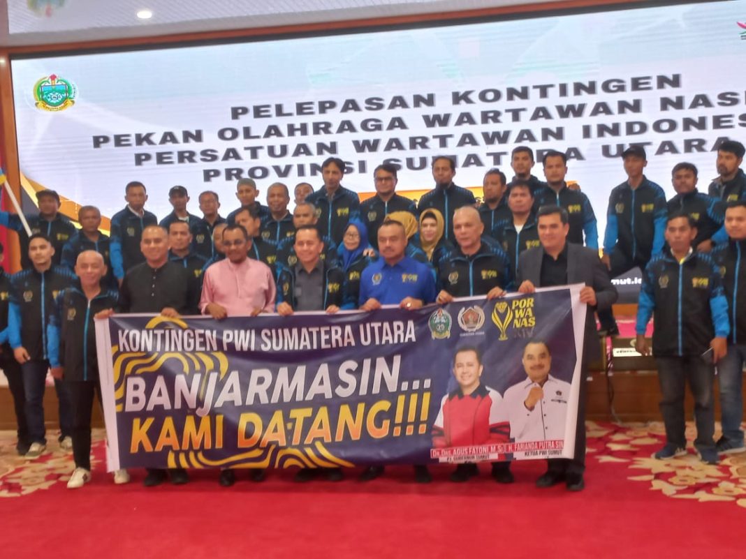 Pj Gubernur Sumut Agus Fatoni, Ketua PWI Sumut Farianda Putra Sinik dan jajarannya, foto bersama wartawan yang menjadi atlet pada pelepasan Kontingen PWI Sumut di Aula Tengku Rizal Nurdin, Jumat (16/8/2024), menuju Porwanas XIV di Banjarmasin. (Dok/PWI)