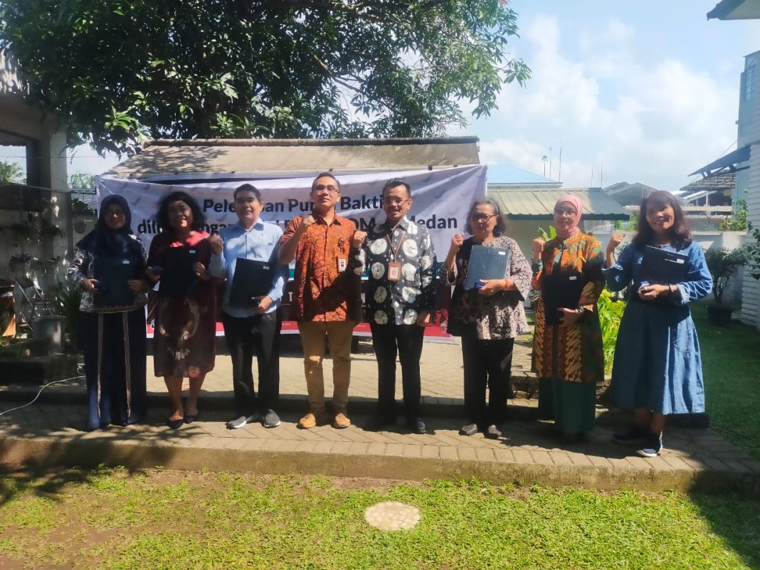 Kepala BBPOM Medan Drs Martin Suhendri Apt MFarm didampingi KTU Kodon Tarigan SSi Apt foto bersama dengan ke-6 pegawai BBPOM Medan yang menerima piagam dan pin emas dari BPOM RI, Jumat (16/8/2024).