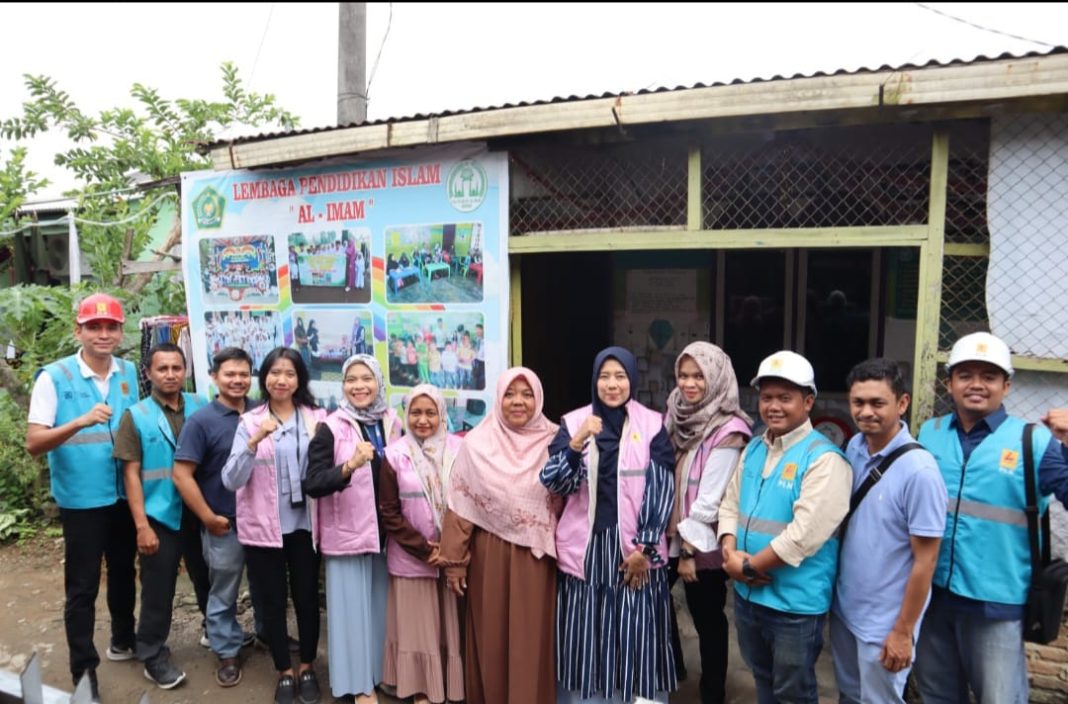 Petugas PLN UP3 Medan foto bersama pengurus yayasan dan guru Lembaga Pendidikan Islam MDTA Al Imam, Jumat (16/8/2024).