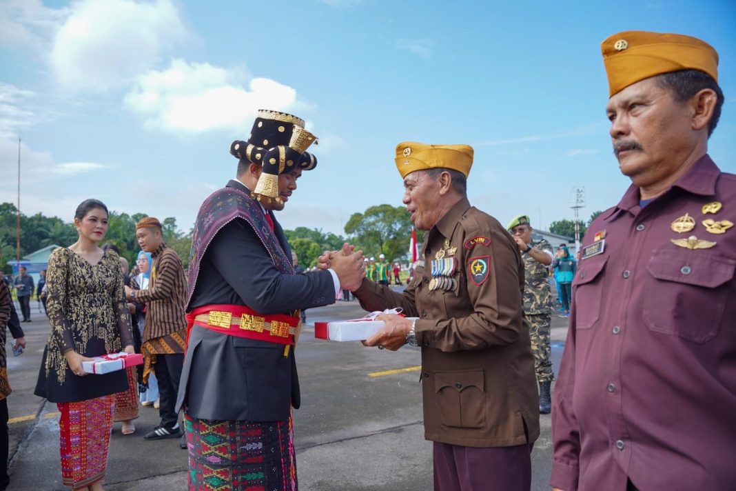 Wali Kota Medan Bobby Nasution menyerahkan bingkisan kepada 10 veteran yang turut hadir dalam upacara peringatan HUT ke-79 RI dengan penuh khidmat di Lapangan Apron Charlie Lanud Soewondo, Sabtu (17/8/2024). (Dok/Kominfo Medan)