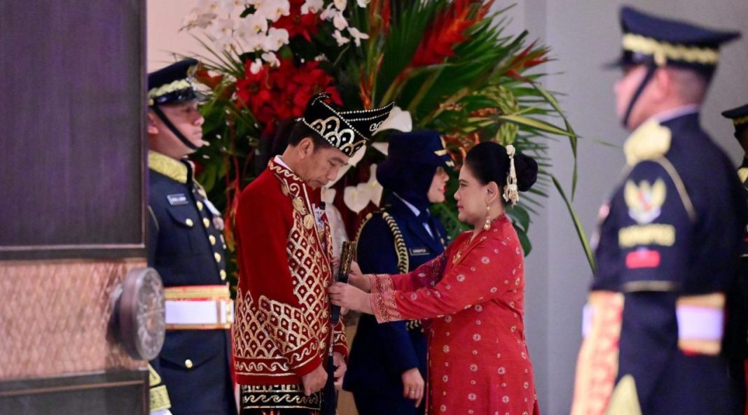 Upacara Penurunan Bendera Merah Putih pada peringatan Hari Kemerdekaan ke-79 Republik Indonesia di Ibu Kota Nusantara, Sabtu (17/8/2024), menjadi sorotan nasional. Selain kemegahan acara, perhatian publik tertuju pada penampilan Presiden Joko Widodo yang tampil dalam balutan pakaian adat Banjar, Baamar Galung Pancar Matahari.