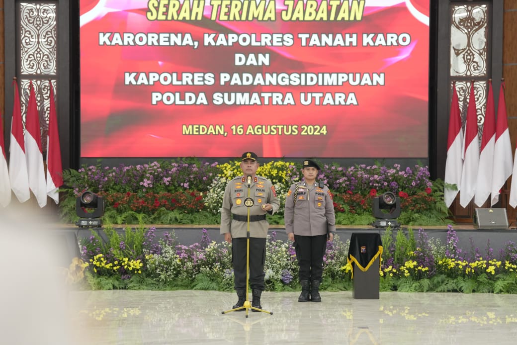 Kapolda Sumut Irjen Pol Whisnu Hermawan F SIK MH memimpin sertijab JPU dan 2 Kapolres jajaran di Aula tribrata Mapolda sumut, Jumat (16/8/2024) sore. (Dok/Polda Sumut)