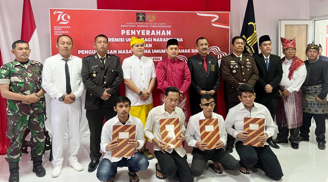 Pj Sekda Deliserdang Citra Effendi Capah bersama Kalapas Lubukpakam, Alanta Imanuel Ketaren foto bersama dengan 4 penerima remisi bebas serta undangan lainnya di Lubukpakam, Sabtu (17/8/2024). (Dok/Lapas Lubukpakam)