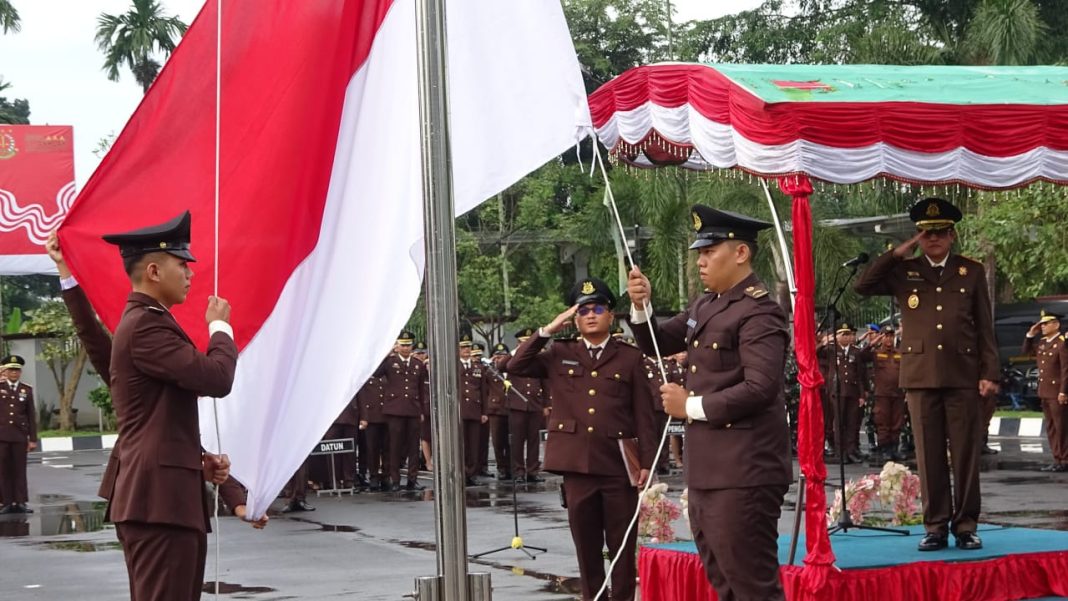 Suasana kenaikan bendera pada upacara peringatan HUT ke-79 RI di Kejati Sumut, Sabtu (17/8/2024). (Dok/Penkum Kejati Sumut)