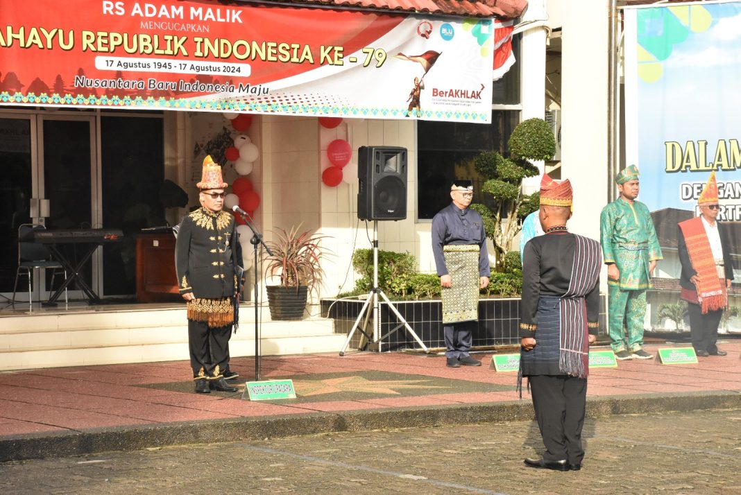 Direktur Utama RS Adam Malik dr Zainal Safri MKed (PD) SpPD-KKV SpJP (K) menjadi inspektur upacara pengibaran bendera dengan mengenakan pakaian adat, Sabtu (17/8/2024). (Dok/Humas RS Adam Malik)