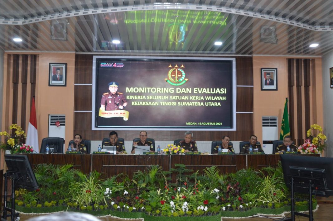 Kajati Sumut Idianto didampingi para asisten pada acara monev satuan kerja kejaksaan wilayah Sumut di Kejati Sumut, Kamis (15/8/2024). (Dok/Penkum Kejati Sumut)