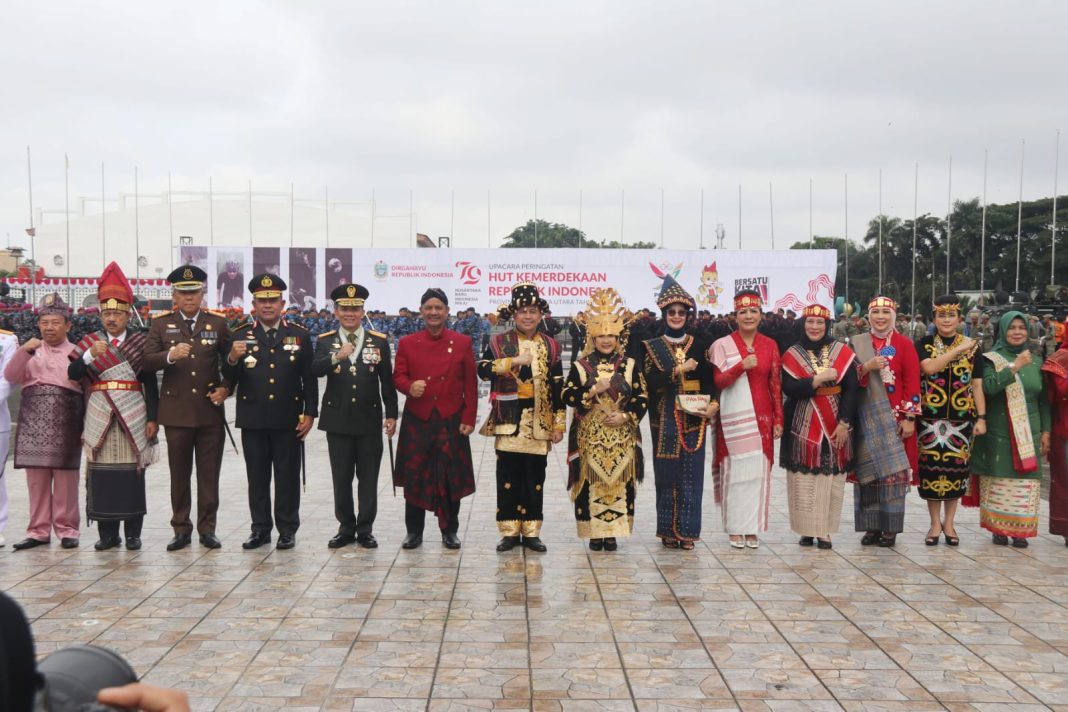 Pj Gubernur Sumut Agus Fatoni foto bersama dengan lainnya usai menjadi inspektur upacara pengibaran bendera Merah Putih dalam rangka HUT ke-79 RI Provinsi Sumut di Lapangan Astaka, Jalan William Iskandar, Deliserdang, Sabtu (17/8/2024).