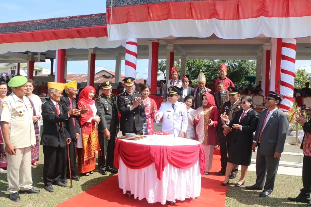 Pj Bupati Taput Dimposma Sihombing bersama unsur Forkopimda saat perayaan HUT 79 RI di Tarutung, Sabtu (17/8/2024).