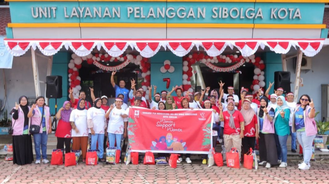 Srikandi PLN UP3 Sibolga foto bersama puluhan petugas kebersihan dari Dinas Perumahan, Kawasan Pemukiman, dan Lingkungan Hidup (PKPLH) Kota Sibolga, Provinsi Sumut.