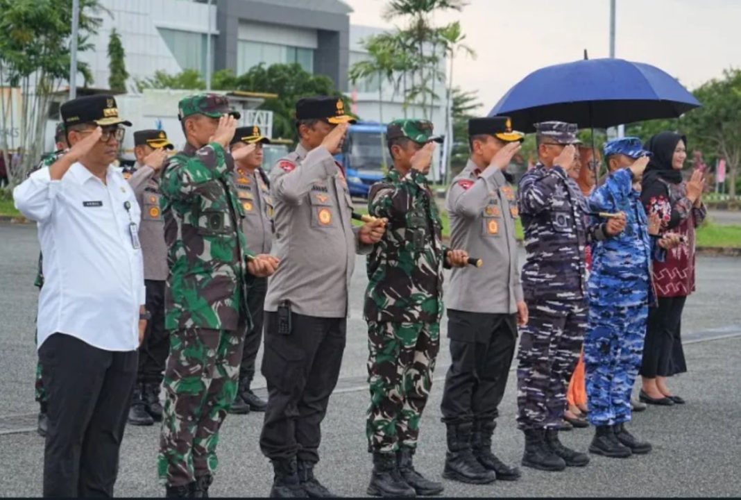 Kepulangan Presiden Jokowi dari Bandara Sultan Aji Muhammad Sulaiman Sepinggan, Balikpapan, diantar langsung Kapolda Kaltim Irjen Pol Drs Nanang Avianto MSi, didampingi Pj Gubernur Kaltim Prof Dr Drs Akmal Malik MSi, Pangdam VI/Mulawarman Mayjen TNI Tri Budi Utomo SE, Wakapolda Kaltim Brigjen Pol Dr M Sabilul Alif SH SIK MSi serta sejumlah pejabat Forkopimda Kaltim lainnya.