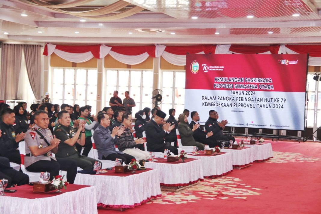 Pj Gubernur Sumut Agus Fatoni bersama unsur Forkopimda lainnya menghadiri pemulangan Paskibraka Sumut Tahun 2024 dalam rangka HUT Ke-79 RI di Rumah Dinas Gubernur Sumut, Jalan Jenderal Sudirman, Nomor 41 Medan, Minggu (18/8/2024).