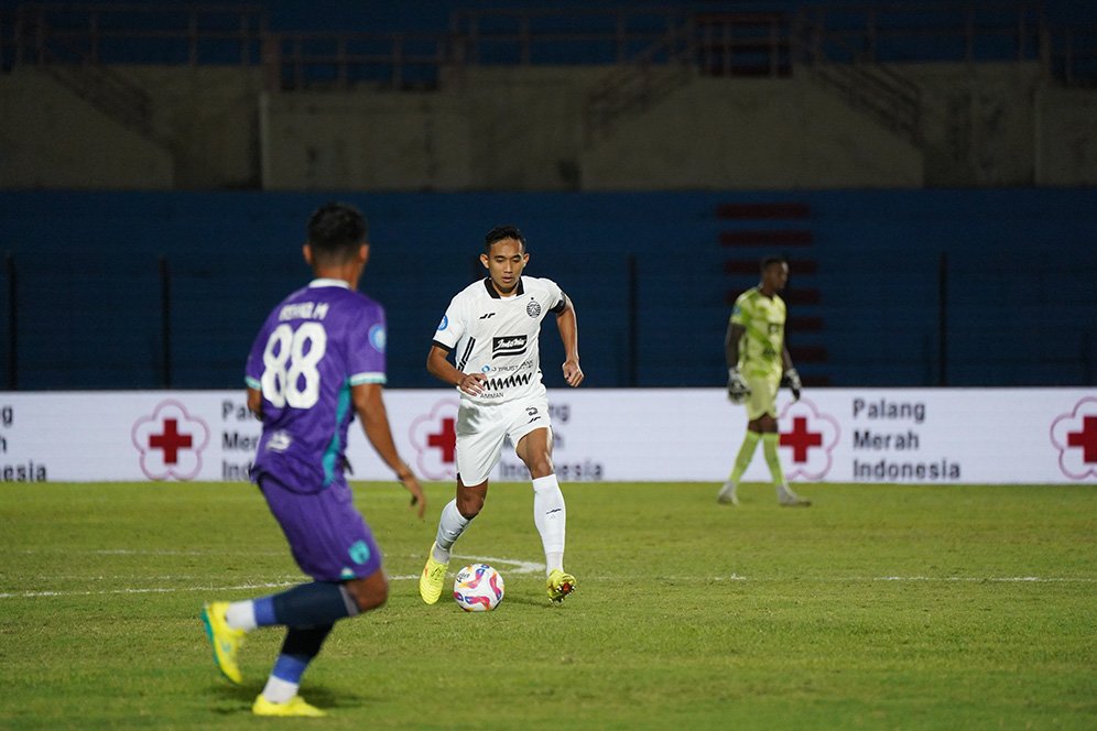 Aksi Rizky Ridho di laga Persita Tangerang vs Persija Jakarta, BRI Liga 1 2024/2025.