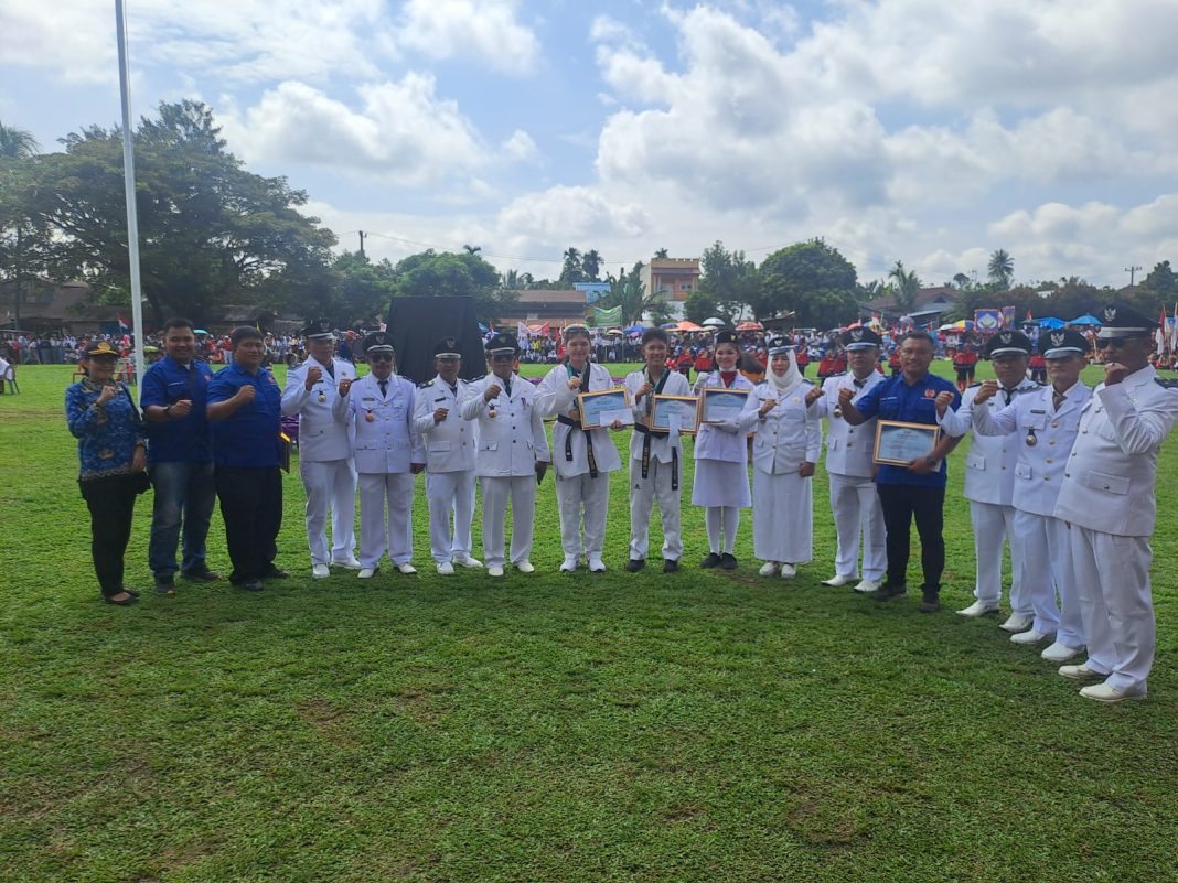 Para penerima penghargaan foto bersama dengan para kepala desa yang sudah mendukung olahraga di Pancurbatu usai HUT ke-79 RI, di Lapangan Bola Desa Tengah, Pancurbatu, Sabtu (17/8/2024).