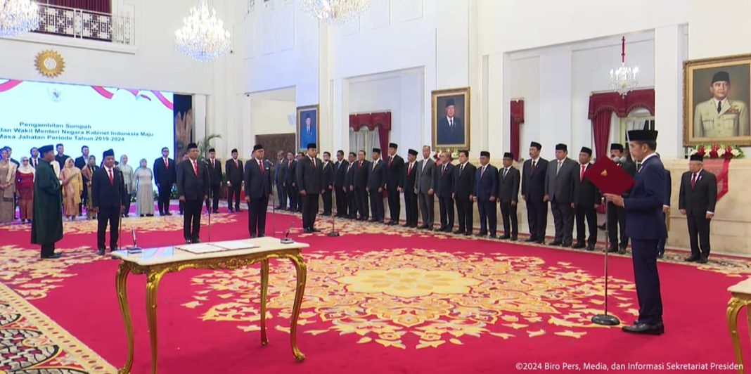 Presiden Jokowi melantik tiga menteri negara dan satu wakil menteri negara Kabinet Indonesia Maju dalam sisa masa jabatan periode tahun 2019-2024, di Istana Negara, Jakarta, Senin (19/8/2024).