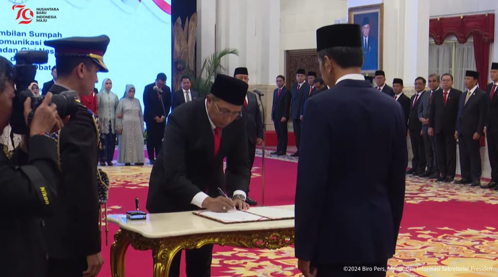 Presiden Jokowi didampingi Wapres RI Ma’ruf Amin melantik tiga orang Kepala Lembaga Pemerintah, di Istana Negara, Jakarta, Senin (19/8/2024) pagi.