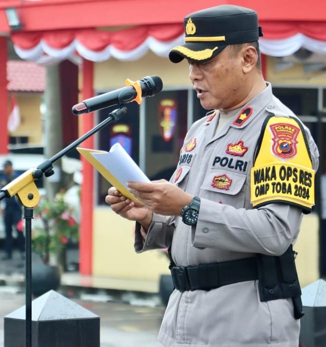 Wakapolres Pelabuhan Belawan membacakan kata sambutan Kapolres Pelabuhan Belawan pada acara Gelar Pasukan Kesiapan Pengamanan Ops Mantap Praja Toba 2024, Senin (19/8/2024). (Dok/Polres Belawan)