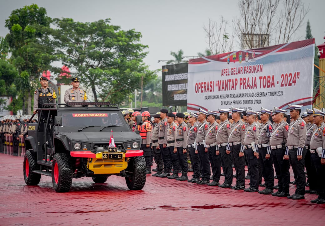 Kapolda Sumut Irjen Pol Whisnu Hermawan F SIK MH memeriksa barisan pada Apel Gelar Pasukan Operasi Mantap Praja Toba 2024 di Lapangan KS Tubun Mapolda Sumut, Senin (19/8/2024). (Dok/Polda Sumut).