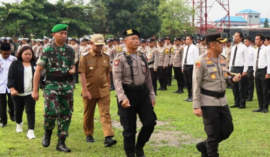 Kapolresta Deliserdang Kombes Pol Raphael Sandhy Cahya Priambodo bersama undangan lainnya memeriksa kesiapan pasukan di Lubukpakam, Senin (19/8/2024). (Dok/Polresta Deliserdang)