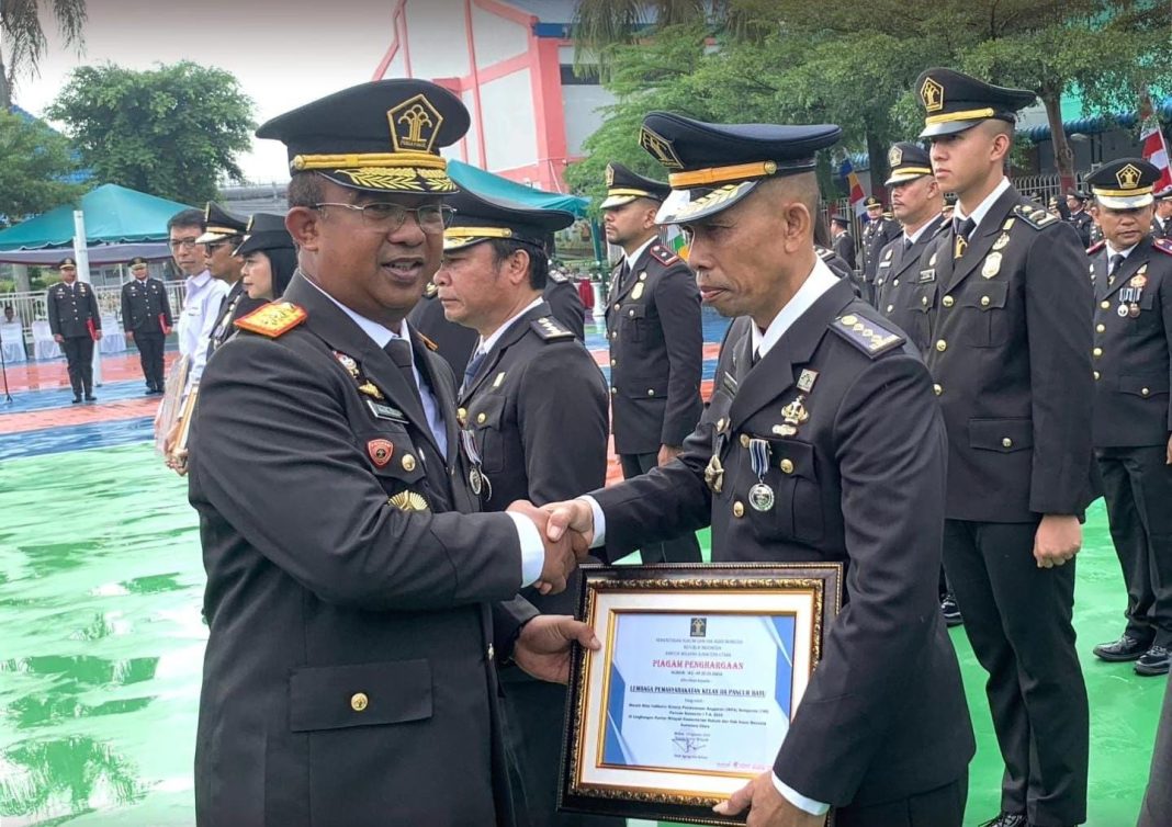 Suasana upacara yang diselenggarakan Kantor Wilayah Kementerian Hukum dan Hak Asasi Manusia Sumut yang dipusatkan di Rutan Kelas I Medan, Senin (19/8/2024). (Foto Dok/Lapas Pancurbatu)