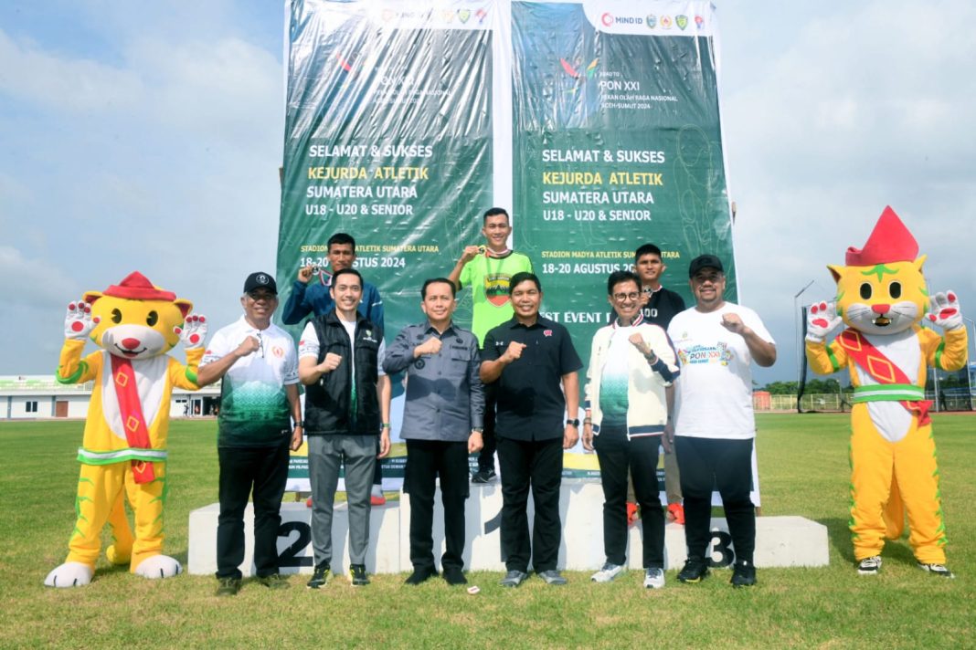 Pj Gubernur Sumut Agus Fatoni foto bersama usai membuka Kejuaraan Daerah Atletik U18 - U20 & Senior Tingkat Sumut 2024 di Stadion Madya Atletik, Sumut Sport Centre, Desa Sena, Batangkuis, Deliserdang, Minggu (18/8/2024). (Dok/Kominfo Sumut)