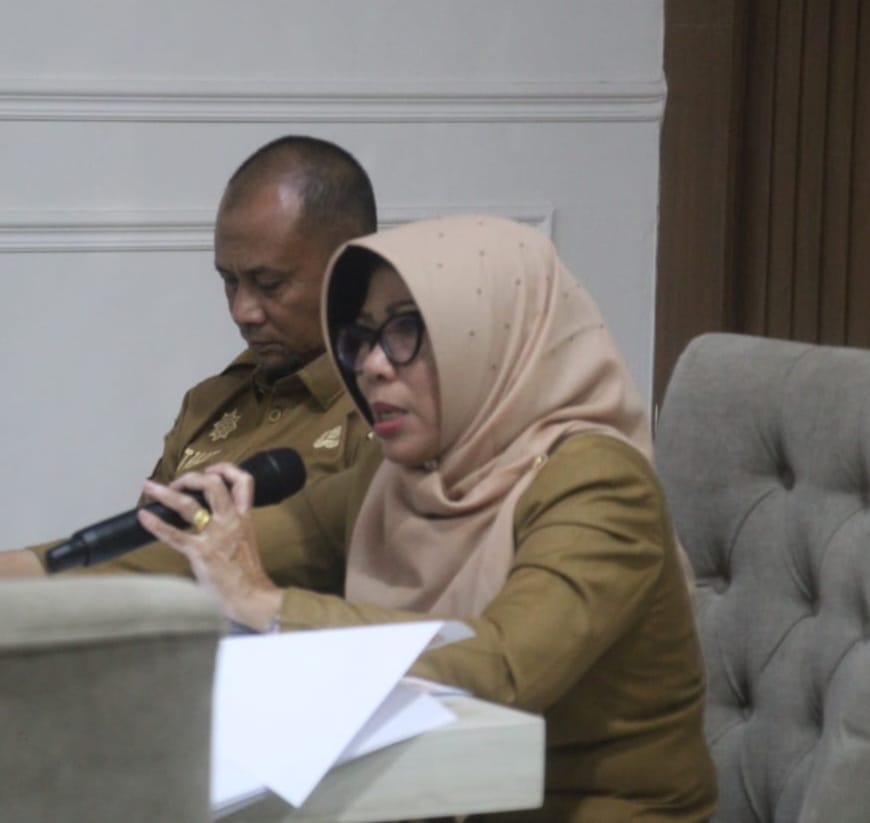 Pj Sekdakab Sergai Rusmiani Purba menyampaikan arahan saat memimpin Rakor persiapan kirab api PON XXI di Sergai, Senin (19/8/2024). (Dok/Kominfo Sergai)