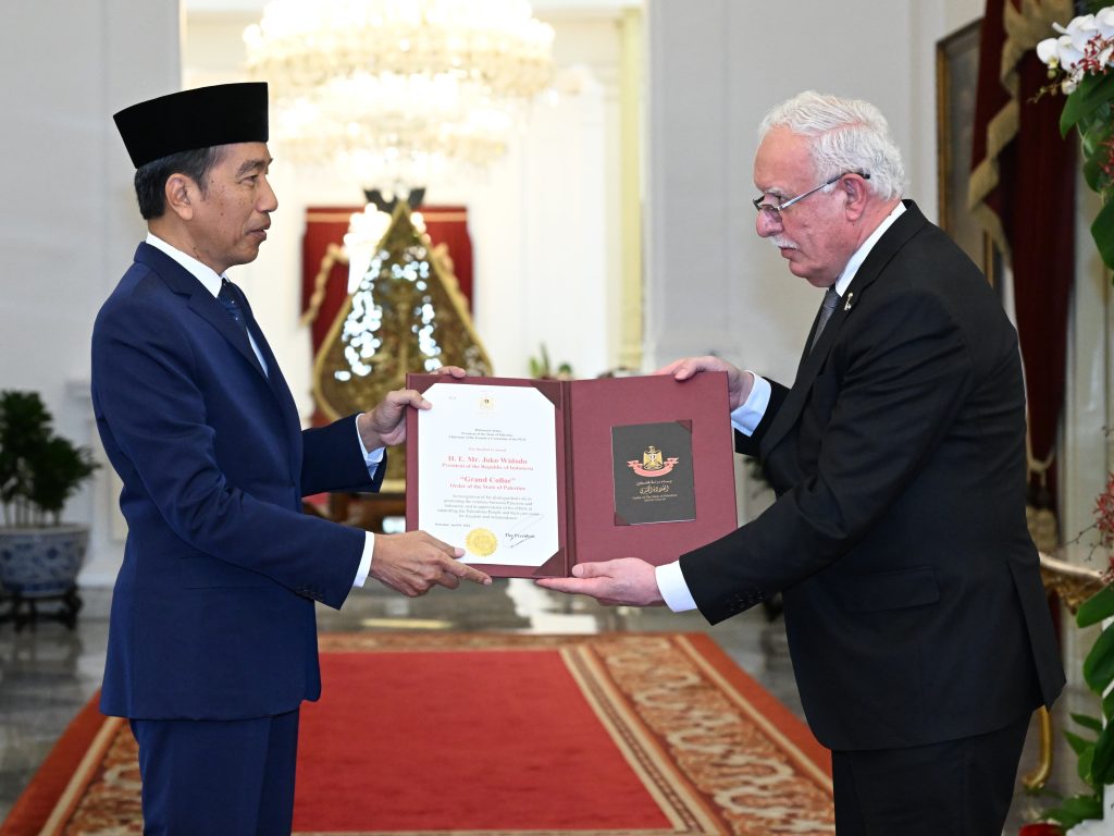 Presiden Jokowi menerima penghargaan tertinggi dari Pemerintah Palestina, “Grand Collar Order of the State of Palestine”, di Istana Merdeka, Jakarta, Senin (19/8/2024).