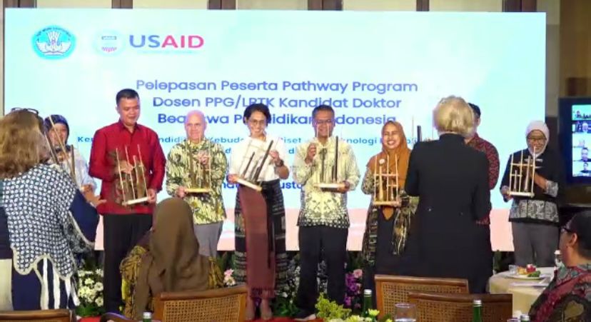 Kemendikbudristek RI bersama USAID Indonesia secara resmi melepas 26 penerima beasiswa S3 Program Pathway angkatan 2024, Jumat (16/8/2024). (Dok/Kemendikbudristek RI)