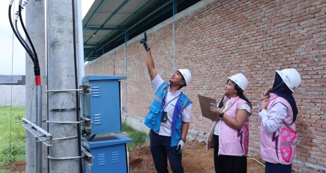 Petugas PLN dan Srikandi PLN UP3 Lubukpakam memastikan jaringan listrik telah terpasang dan dalam kondisi prima.