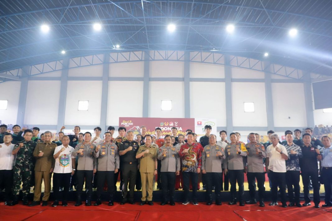 Pj Gubernur Sumut Agus dan Forkopimda Sumut menghadiri pembukaan Kejuaraan Indonesia Wushu Sanda Masters Piala Agus Andrianto yang dibuka secara langsung Wakapolri Komjen Polisi Agus Andrianto yang diselenggarakan di GOR Mini Futsal Dispora Sumut, Jalan Pancing Medan, Selasa (20/8/2024).