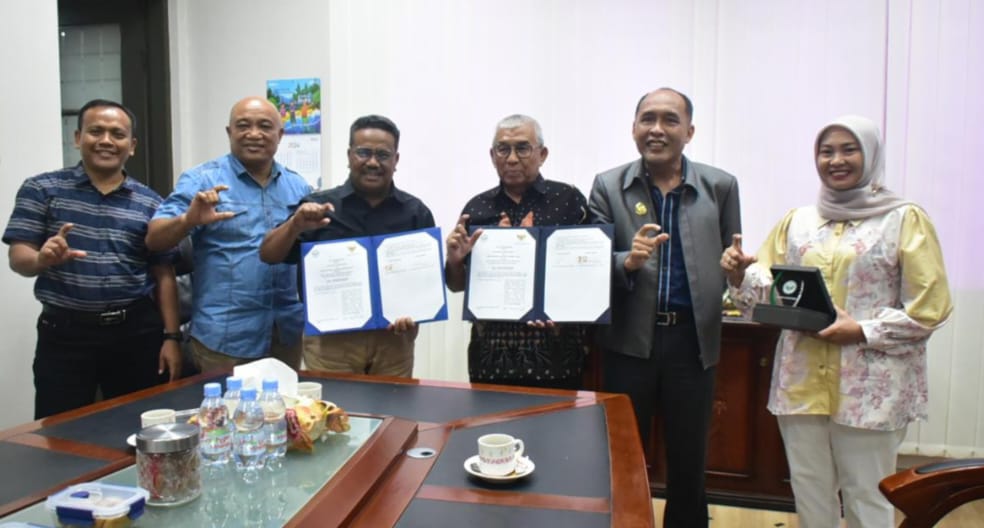 Penandatanganan MoU dilaksanakan di Ruang Rektor Unimed, dilakukan Rektor Unimed Prof Dr Baharuddin ST MPd dengan Ketua Komisi Informasi Daerah Provinsi Sumut Dr Abdul Haris Nasution SH MKn, Selasa (20/8/2024).