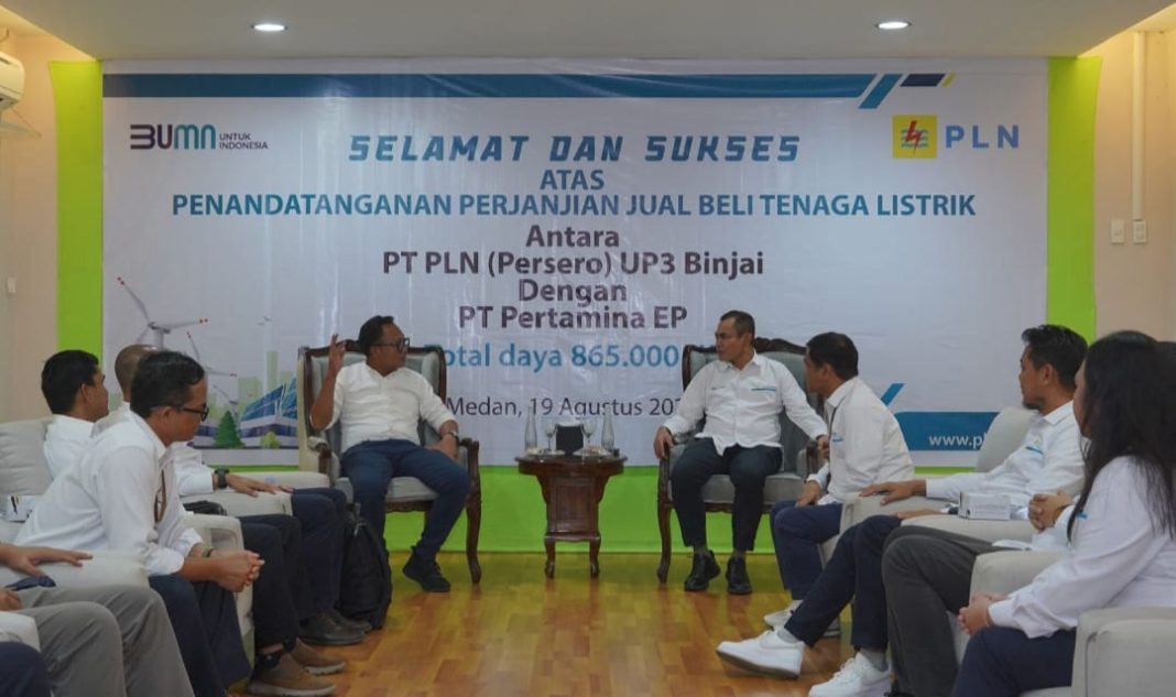 General Manager PLN UID Sumut Saleh Siswanto (kanan) bersama Senior Manager Productions and Projects Zona 1 PT Pertamina EP, Tedjo Sumantri (kiri) menyambut baik sinergi antara PLN dengan Pertamina, Senin (19/8/2024).