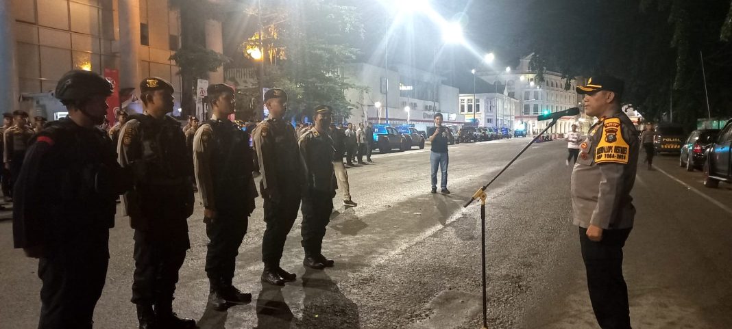 Kabag Ops Polrestabes Medan Kompol Pardamean Hutahaean memberikan pengarahan kepada personel Polrestabes dan BKO Brimob serta Dit Samapta Polda Sumut yang akan menggelar patroli skala besar, depan Bank Mandiri Lapangan Merdeka Medan, Senin (19/8/2024). (Dok/Polrestabes Medan)