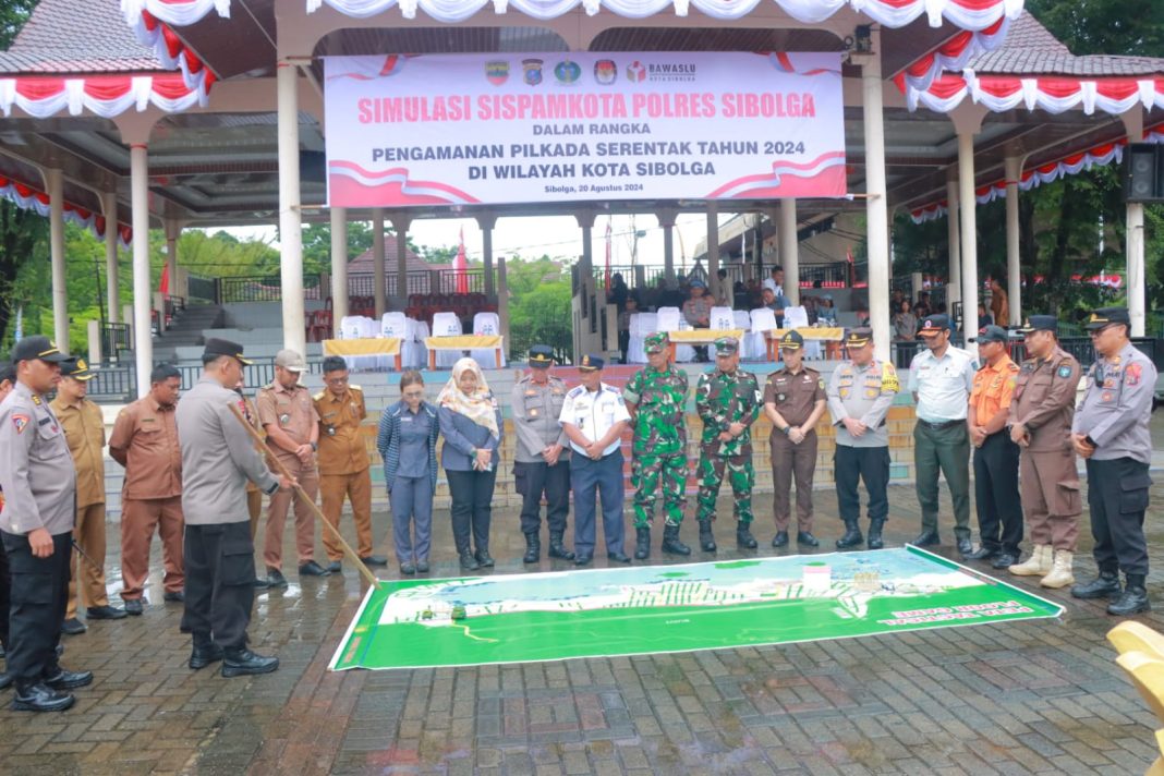 Kabag Ops Polres Sibolga Kompol Arifin B Tampubolon memberi penjelasan melalui media peta saat kegiatan TFG Operasi Mantap Praja Toba 2024 dalam rangka pengamanan Pilkada, Selasa (20/8/2024). (Dok/Humas Polres Sibolga)